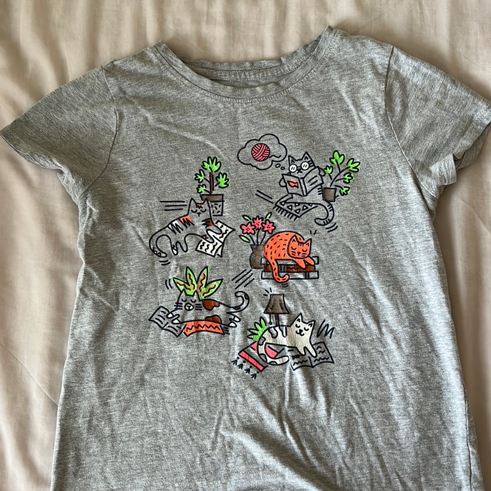 Qty 3 T-shirts.  Size 10/12 different brands sell together.